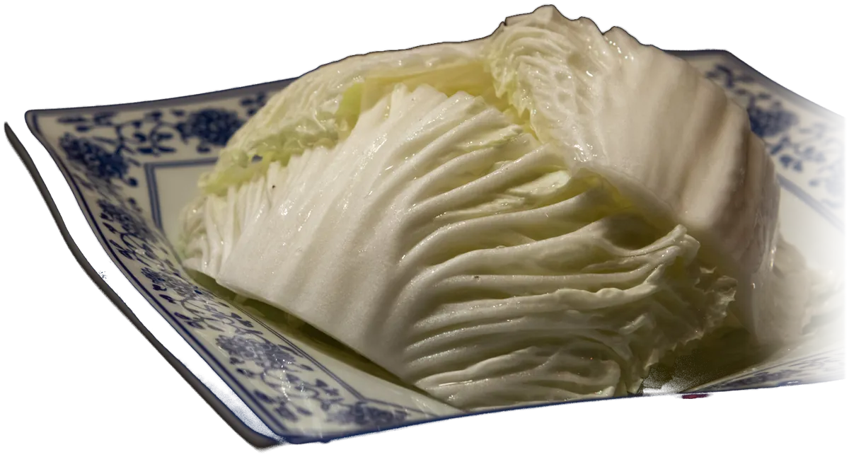 青花瓷盤上的一顆結球白菜