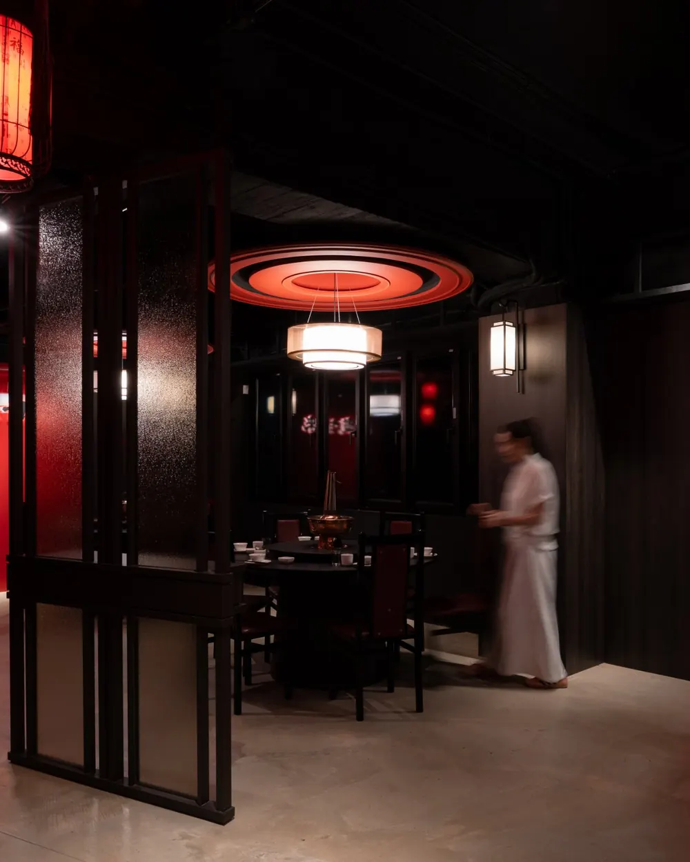 四平聚半開放用餐區：格柵屏風後的圓桌與煙囪銅鍋