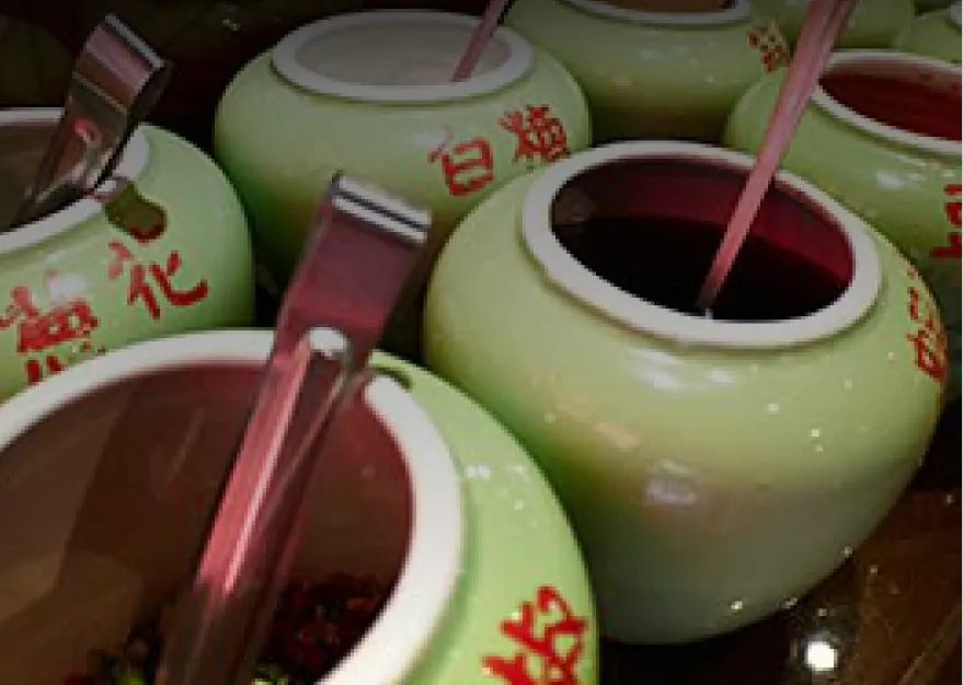 醬料台上的青瓷醬缸